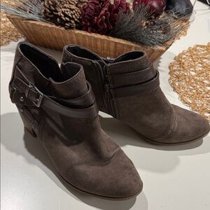 Indigo Rd SZ 11M brown ankle boot. Zip side buckle detailing 2” heel good cond.